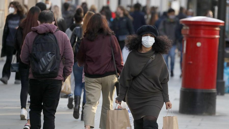Inggris secara resmi mengumumkan menghapus semua aturan hukum pembatasan virus corona (Covid-19). Setelah menghilangkan masker, kini kerajaan itu tak lagi mewajibkan seseorang yang terinfeksi corona melakukan isolasi mandiri (isoman) bahkan menghapus pengujian corona gratis. (AP/Matt Dunham)