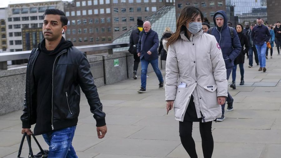 Inggris secara resmi mengumumkan menghapus semua aturan hukum pembatasan virus corona (Covid-19). Setelah menghilangkan masker, kini kerajaan itu tak lagi mewajibkan seseorang yang terinfeksi corona melakukan isolasi mandiri (isoman) bahkan menghapus pengujian corona gratis. (AP/Steve Parsons)