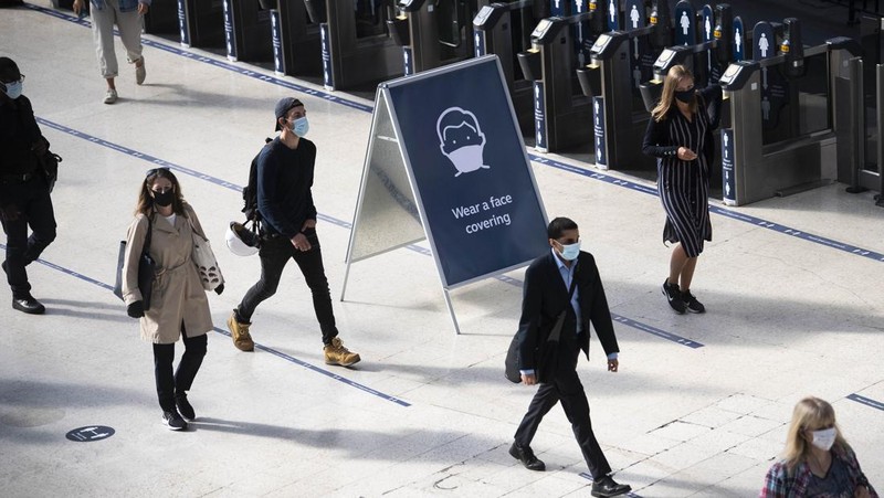 Inggris secara resmi mengumumkan menghapus semua aturan hukum pembatasan virus corona (Covid-19). Setelah menghilangkan masker, kini kerajaan itu tak lagi mewajibkan seseorang yang terinfeksi corona melakukan isolasi mandiri (isoman) bahkan menghapus pengujian corona gratis. (AP/Steve Parsons)