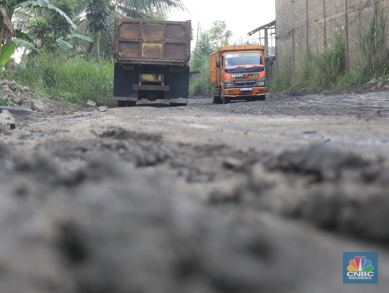 Kerusakan Jalur Rumpin, Jawa Barat (CNBC Indonesia/Muhammad Sabki)