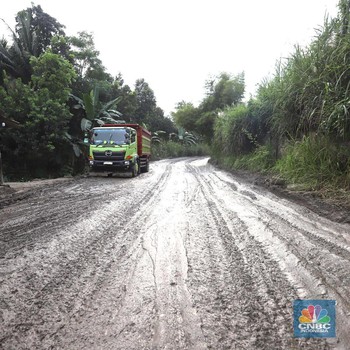 Ada 'Kerajaan' Truk di Pinggir Jakarta, Jalan Rusak Parah!