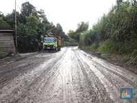 Ada 'Kerajaan' Truk di Pinggir Jakarta, Jalan Rusak Parah!