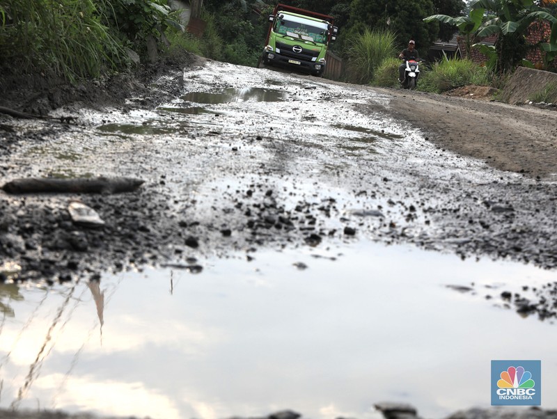 Kerusakan Jalur Rumpin, Jawa Barat (CNBC Indonesia/Muhammad Sabki)
