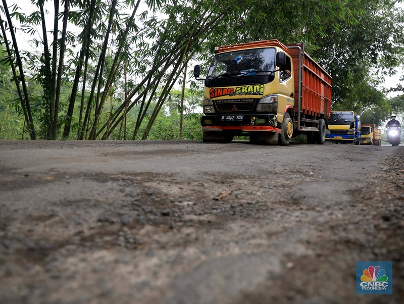 Kerusakan Jalur Rumpin, Jawa Barat (CNBC Indonesia/Muhammad Sabki)