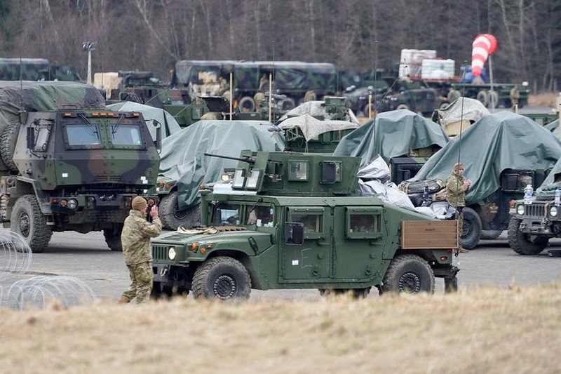 Pasukan lintas udara AS di Polandia mendirikan kamp di dekat perbatasan Ukraina. (REUTERS/Bryan Woolston)