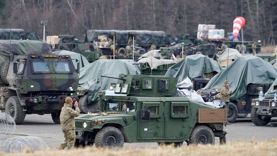 Pasukan lintas udara AS di Polandia mendirikan kamp di dekat perbatasan Ukraina. (REUTERS/Bryan Woolston)