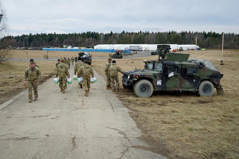 Pasukan lintas udara AS di Polandia mendirikan kamp di dekat perbatasan Ukraina. (REUTERS/Bryan Woolston)