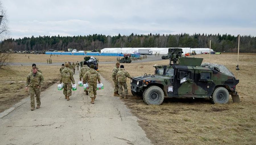 Pasukan lintas udara AS di Polandia mendirikan kamp di dekat perbatasan Ukraina. (REUTERS/Bryan Woolston)