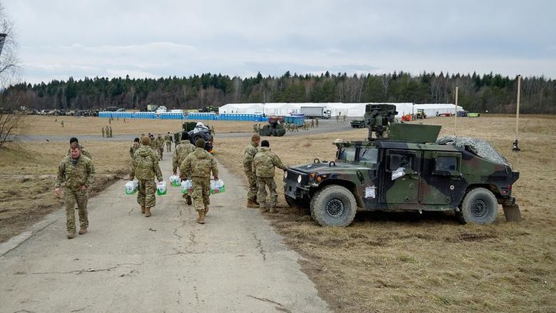 Pasukan lintas udara AS di Polandia mendirikan kamp di dekat perbatasan Ukraina. (REUTERS/Bryan Woolston)