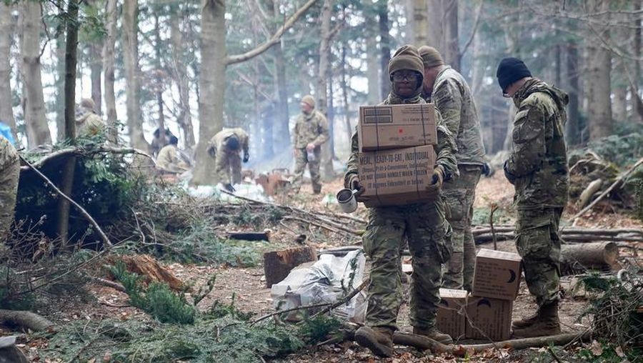 Pasukan lintas udara AS di Polandia mendirikan kamp di dekat perbatasan Ukraina. (REUTERS/Bryan Woolston)