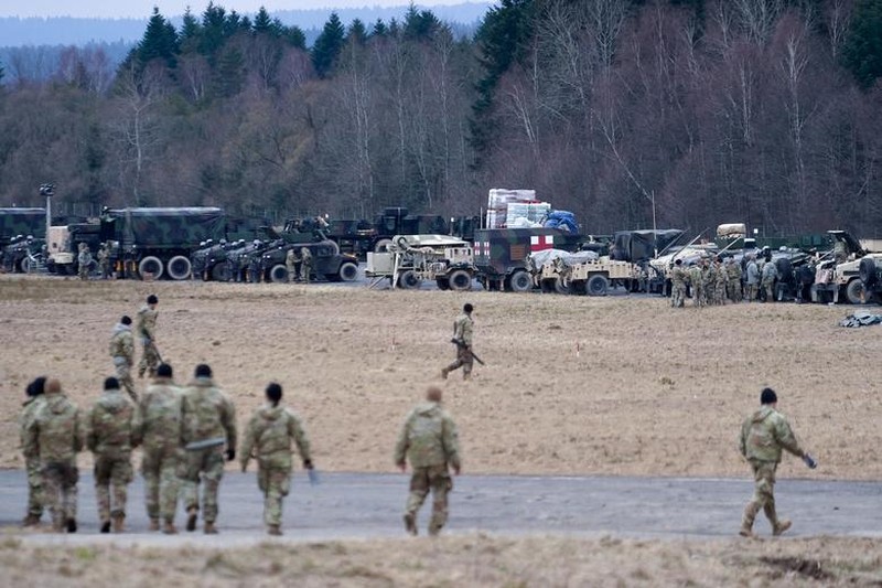 Pasukan lintas udara AS di Polandia mendirikan kamp di dekat perbatasan Ukraina. (REUTERS/Bryan Woolston)