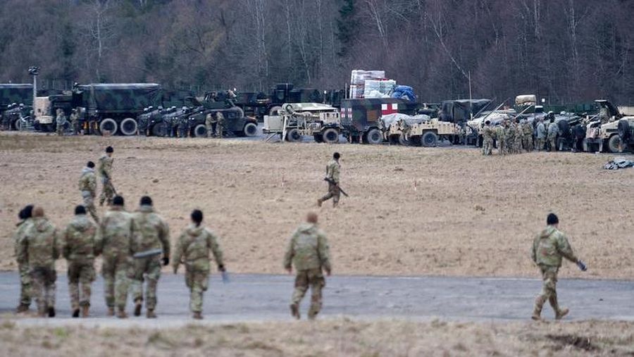 Pasukan lintas udara AS di Polandia mendirikan kamp di dekat perbatasan Ukraina. (REUTERS/Bryan Woolston)