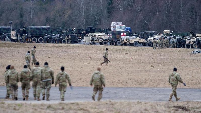 Pasukan lintas udara AS di Polandia mendirikan kamp di dekat perbatasan Ukraina. (REUTERS/Bryan Woolston)