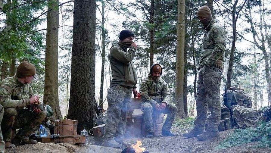 Pasukan lintas udara AS di Polandia mendirikan kamp di dekat perbatasan Ukraina. (REUTERS/Bryan Woolston)