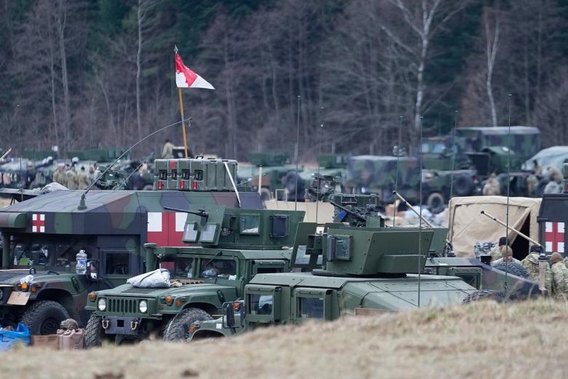 Pasukan lintas udara AS di Polandia mendirikan kamp di dekat perbatasan Ukraina. (REUTERS/Bryan Woolston)