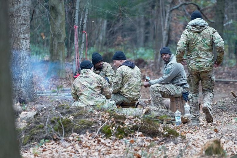 Pasukan lintas udara AS di Polandia mendirikan kamp di dekat perbatasan Ukraina. (REUTERS/Bryan Woolston)