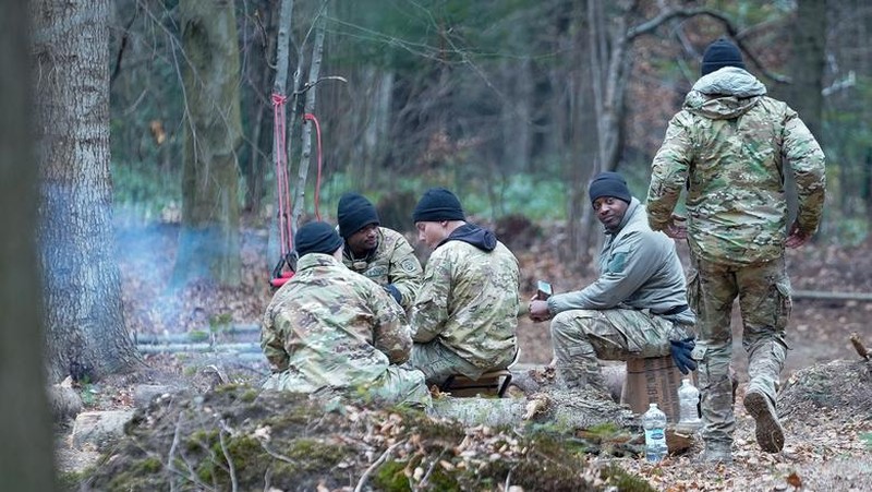 Pasukan lintas udara AS di Polandia mendirikan kamp di dekat perbatasan Ukraina. (REUTERS/Bryan Woolston)