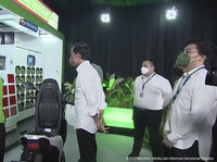 Saat Jokowi 'Dibisiki' Driver Gojek: Motor Listrik Irit, Pak!