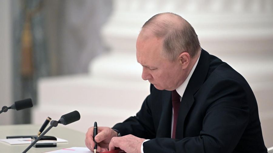 Presiden Rusia Vladimir Putin berbicara selama pertemuan Dewan Keamanan di Kremlin di Moskow, Rusia, Senin, 21 Februari 2022. Putin telah mengumpulkan pejabat tinggi untuk mempertimbangkan mengakui kemerdekaan wilayah separatis di Ukraina timur. (AP/Alexei Nikolsky)