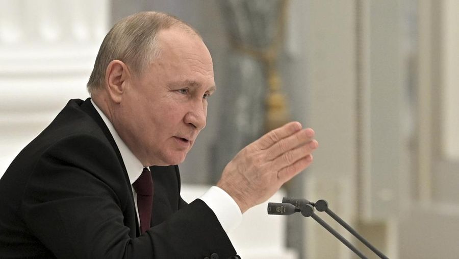 Presiden Rusia Vladimir Putin berbicara selama pertemuan Dewan Keamanan di Kremlin di Moskow, Rusia, Senin, 21 Februari 2022. Putin telah mengumpulkan pejabat tinggi untuk mempertimbangkan mengakui kemerdekaan wilayah separatis di Ukraina timur. (AP/Alexei Nikolsky)et up tensions with the West amid fears that the Kremlin could launch an invasion of Ukraine imminently. (Alexei Nikolsky, Sputnik, Kremlin Pool Photo via AP)