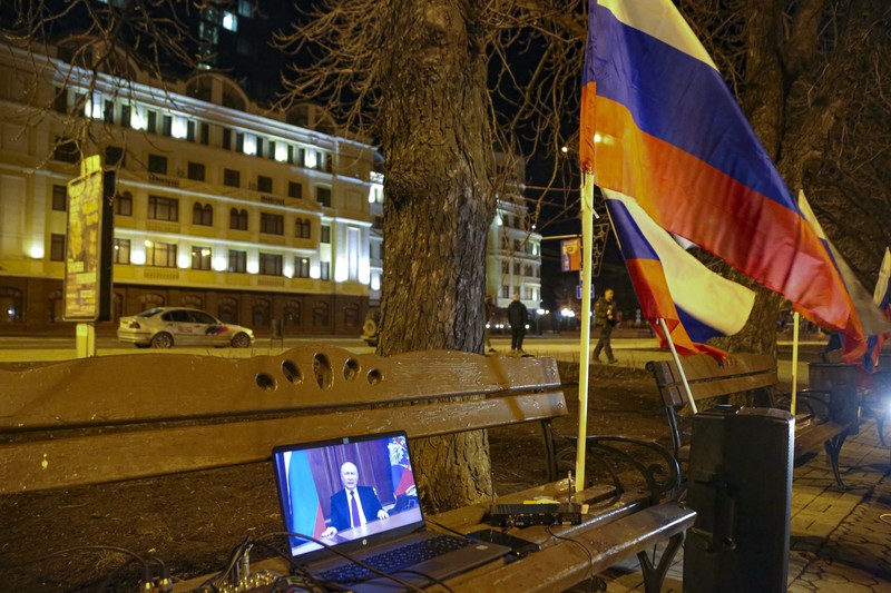 Rakyat Donetsk berpesta kembang api setelah wilayahnya dan Luhansk di Ukraina timur diakui Presiden Rusia Vladimir Putin sebagai negara merdeka. (AP/Alexei Alexandrov) Rakyat Donetsk berpesta kembang api setelah wilayahnya dan Luhansk di Ukraina timur diakui Presiden Rusia Vladimir Putin sebagai negara merdeka. (AP/Alexei Alexandrov)