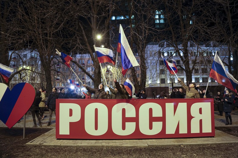 Rakyat Donetsk berpesta kembang api setelah wilayahnya dan Luhansk di Ukraina timur diakui Presiden Rusia Vladimir Putin sebagai negara merdeka. (AP/Alexei Alexandrov)