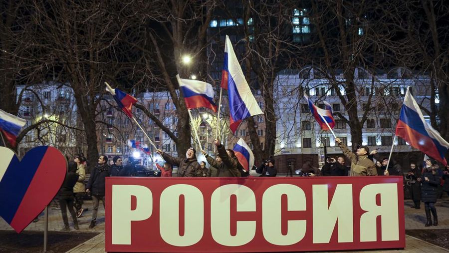Rakyat Donetsk berpesta kembang api setelah wilayahnya dan Luhansk di Ukraina timur diakui Presiden Rusia Vladimir Putin sebagai negara merdeka. (AP/Alexei Alexandrov)