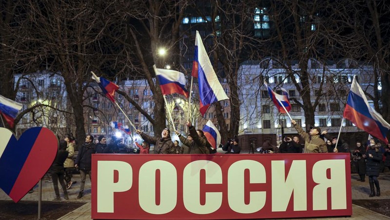 Rakyat Donetsk berpesta kembang api setelah wilayahnya dan Luhansk di Ukraina timur diakui Presiden Rusia Vladimir Putin sebagai negara merdeka. (AP/Alexei Alexandrov)