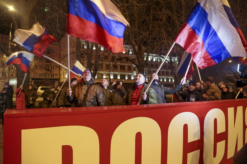 Rakyat Donetsk berpesta kembang api setelah wilayahnya dan Luhansk di Ukraina timur diakui Presiden Rusia Vladimir Putin sebagai negara merdeka. (AP/Alexei Alexandrov)