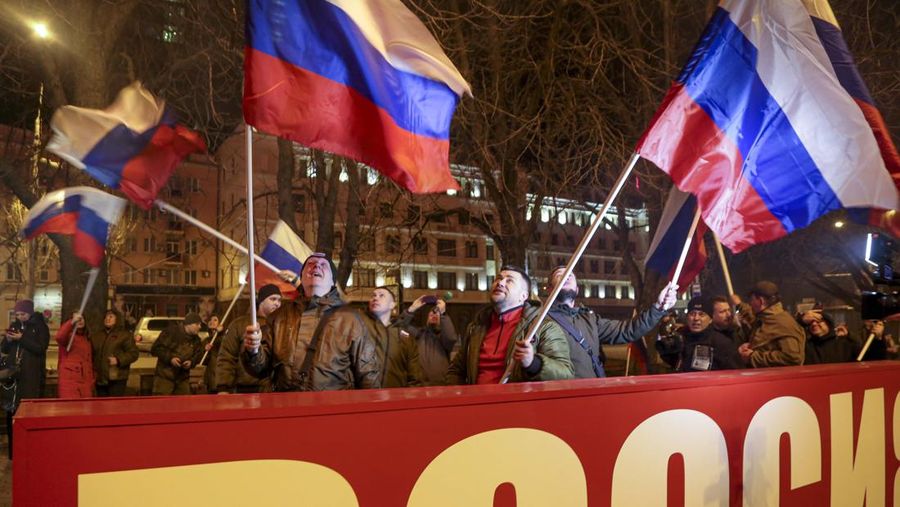 Rakyat Donetsk berpesta kembang api setelah wilayahnya dan Luhansk di Ukraina timur diakui Presiden Rusia Vladimir Putin sebagai negara merdeka. (AP/Alexei Alexandrov)