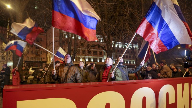 Rakyat Donetsk berpesta kembang api setelah wilayahnya dan Luhansk di Ukraina timur diakui Presiden Rusia Vladimir Putin sebagai negara merdeka. (AP/Alexei Alexandrov)