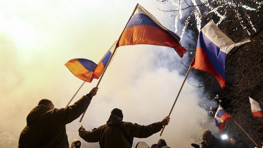 Rakyat Donetsk berpesta kembang api setelah wilayahnya dan Luhansk di Ukraina timur diakui Presiden Rusia Vladimir Putin sebagai negara merdeka. (AP/Alexei Alexandrov)
