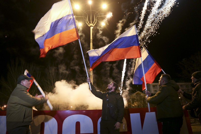 Rakyat Donetsk berpesta kembang api setelah wilayahnya dan Luhansk di Ukraina timur diakui Presiden Rusia Vladimir Putin sebagai negara merdeka. (AP/Alexei Alexandrov)