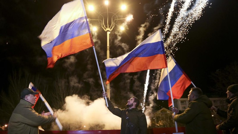 Rakyat Donetsk berpesta kembang api setelah wilayahnya dan Luhansk di Ukraina timur diakui Presiden Rusia Vladimir Putin sebagai negara merdeka. (AP/Alexei Alexandrov)