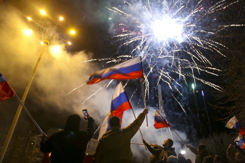 Rakyat Donetsk berpesta kembang api setelah wilayahnya dan Luhansk di Ukraina timur diakui Presiden Rusia Vladimir Putin sebagai negara merdeka. (AP/Alexei Alexandrov)