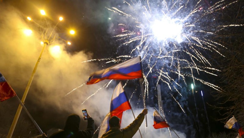 Rakyat Donetsk berpesta kembang api setelah wilayahnya dan Luhansk di Ukraina timur diakui Presiden Rusia Vladimir Putin sebagai negara merdeka. (AP/Alexei Alexandrov)
