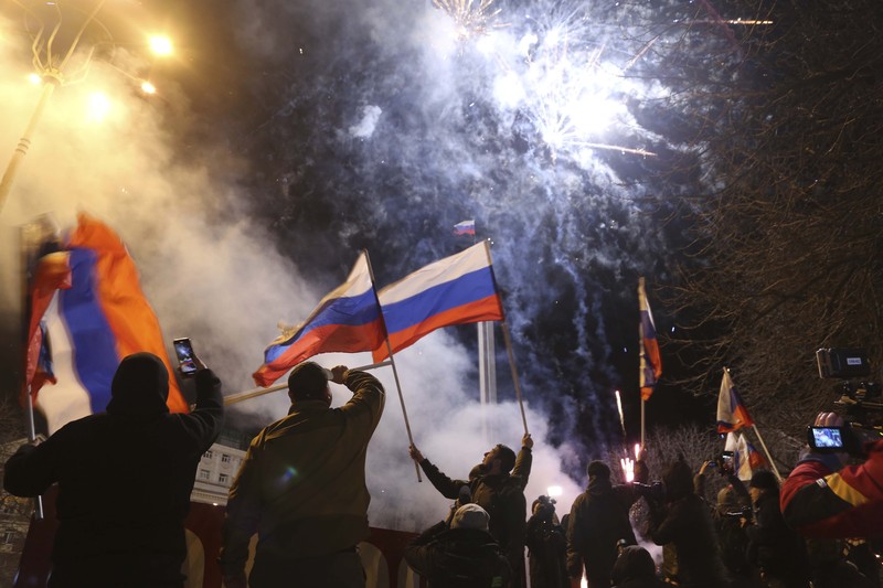 Rakyat Donetsk berpesta kembang api setelah wilayahnya dan Luhansk di Ukraina timur diakui Presiden Rusia Vladimir Putin sebagai negara merdeka. (AP/Alexei Alexandrov)