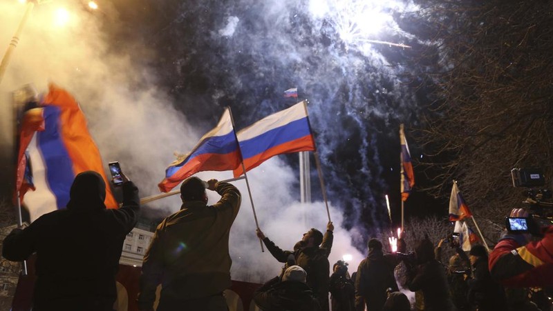 Rakyat Donetsk berpesta kembang api setelah wilayahnya dan Luhansk di Ukraina timur diakui Presiden Rusia Vladimir Putin sebagai negara merdeka. (AP/Alexei Alexandrov)
