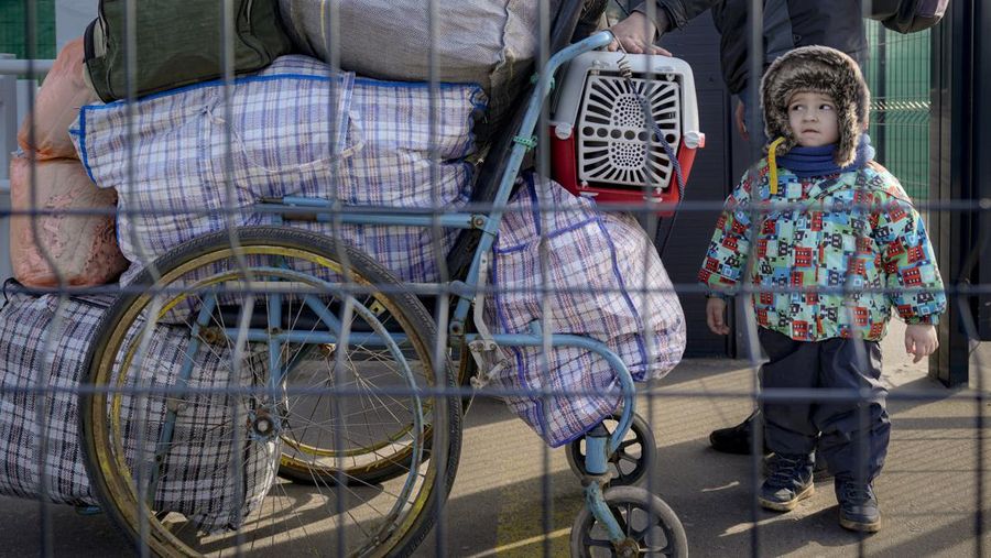 Ratusan menyeberang dari wilayah yang dikuasai separatis pro-Rusia ke wilayah yang dikuasai pemerintah Ukraina di Stanytsia Luhanska, satu-satunya titik penyeberangan yang buka setiap hari, di wilayah Luhansk, Ukraina timur, Selasa, 22 Februari 2022. (AP/Vadim Ghirda)