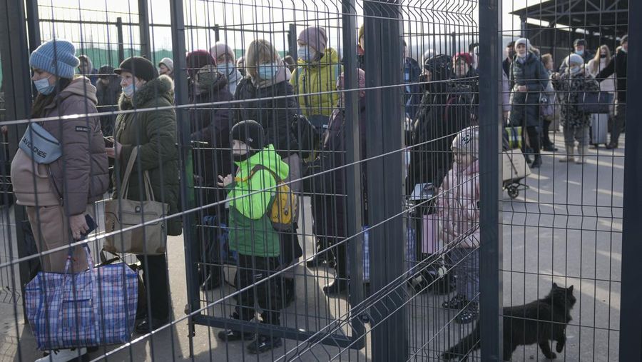 Ratusan menyeberang dari wilayah yang dikuasai separatis pro-Rusia ke wilayah yang dikuasai pemerintah Ukraina di Stanytsia Luhanska, satu-satunya titik penyeberangan yang buka setiap hari, di wilayah Luhansk, Ukraina timur, Selasa, 22 Februari 2022. (AP/Vadim Ghirda)