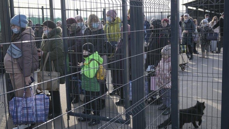 Ratusan menyeberang dari wilayah yang dikuasai separatis pro-Rusia ke wilayah yang dikuasai pemerintah Ukraina di Stanytsia Luhanska, satu-satunya titik penyeberangan yang buka setiap hari, di wilayah Luhansk, Ukraina timur, Selasa, 22 Februari 2022. (AP/Vadim Ghirda)