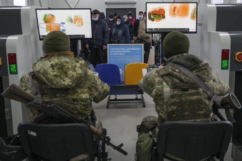 Ratusan menyeberang dari wilayah yang dikuasai separatis pro-Rusia ke wilayah yang dikuasai pemerintah Ukraina di Stanytsia Luhanska, satu-satunya titik penyeberangan yang buka setiap hari, di wilayah Luhansk, Ukraina timur, Selasa, 22 Februari 2022. (AP/Vadim Ghirda) Ratusan menyeberang dari wilayah yang dikuasai separatis pro-Rusia ke wilayah yang dikuasai pemerintah Ukraina di Stanytsia Luhanska, satu-satunya titik penyeberangan yang buka setiap hari, di wilayah Luhansk, Ukraina timur, Selasa, 22 Februari 2022. (AP/Vadim Ghirda)