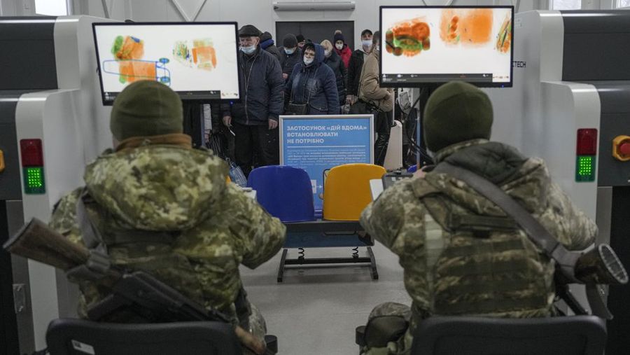 Ratusan menyeberang dari wilayah yang dikuasai separatis pro-Rusia ke wilayah yang dikuasai pemerintah Ukraina di Stanytsia Luhanska, satu-satunya titik penyeberangan yang buka setiap hari, di wilayah Luhansk, Ukraina timur, Selasa, 22 Februari 2022. (AP/Vadim Ghirda)