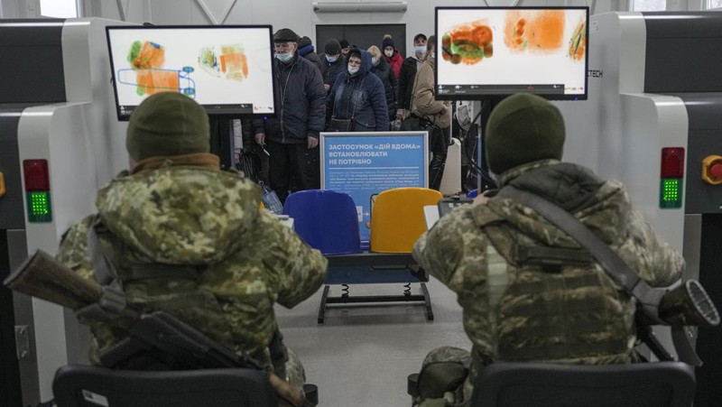 Ratusan menyeberang dari wilayah yang dikuasai separatis pro-Rusia ke wilayah yang dikuasai pemerintah Ukraina di Stanytsia Luhanska, satu-satunya titik penyeberangan yang buka setiap hari, di wilayah Luhansk, Ukraina timur, Selasa, 22 Februari 2022. (AP/Vadim Ghirda)