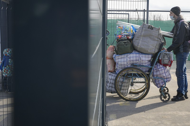 Ratusan menyeberang dari wilayah yang dikuasai separatis pro-Rusia ke wilayah yang dikuasai pemerintah Ukraina di Stanytsia Luhanska, satu-satunya titik penyeberangan yang buka setiap hari, di wilayah Luhansk, Ukraina timur, Selasa, 22 Februari 2022. (AP/Vadim Ghirda) Ratusan menyeberang dari wilayah yang dikuasai separatis pro-Rusia ke wilayah yang dikuasai pemerintah Ukraina di Stanytsia Luhanska, satu-satunya titik penyeberangan yang buka setiap hari, di wilayah Luhansk, Ukraina timur, Selasa, 22 Februari 2022. (AP/Vadim Ghirda)