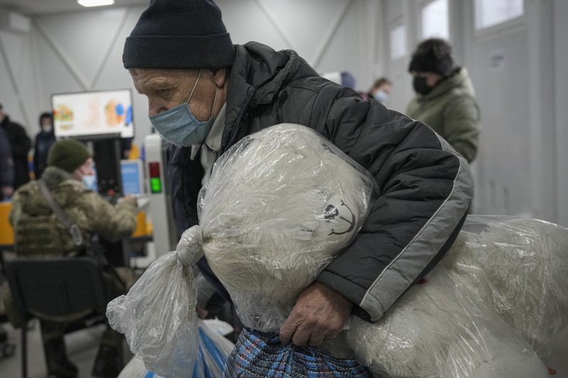 Ratusan menyeberang dari wilayah yang dikuasai separatis pro-Rusia ke wilayah yang dikuasai pemerintah Ukraina di Stanytsia Luhanska, satu-satunya titik penyeberangan yang buka setiap hari, di wilayah Luhansk, Ukraina timur, Selasa, 22 Februari 2022. (AP/Vadim Ghirda) Ratusan menyeberang dari wilayah yang dikuasai separatis pro-Rusia ke wilayah yang dikuasai pemerintah Ukraina di Stanytsia Luhanska, satu-satunya titik penyeberangan yang buka setiap hari, di wilayah Luhansk, Ukraina timur, Selasa, 22 Februari 2022. (AP/Vadim Ghirda)