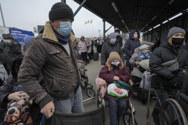 Ratusan menyeberang dari wilayah yang dikuasai separatis pro-Rusia ke wilayah yang dikuasai pemerintah Ukraina di Stanytsia Luhanska, satu-satunya titik penyeberangan yang buka setiap hari, di wilayah Luhansk, Ukraina timur, Selasa, 22 Februari 2022. (AP/Vadim Ghirda) Ratusan menyeberang dari wilayah yang dikuasai separatis pro-Rusia ke wilayah yang dikuasai pemerintah Ukraina di Stanytsia Luhanska, satu-satunya titik penyeberangan yang buka setiap hari, di wilayah Luhansk, Ukraina timur, Selasa, 22 Februari 2022. (AP/Vadim Ghirda)