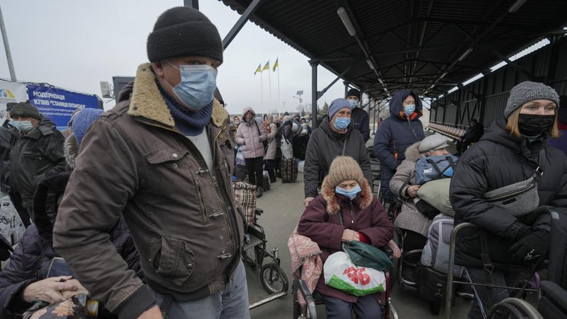 Ratusan menyeberang dari wilayah yang dikuasai separatis pro-Rusia ke wilayah yang dikuasai pemerintah Ukraina di Stanytsia Luhanska, satu-satunya titik penyeberangan yang buka setiap hari, di wilayah Luhansk, Ukraina timur, Selasa, 22 Februari 2022. (AP/Vadim Ghirda)