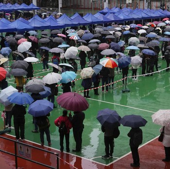 Menyemut, Potret Warga Hong Kong Tes Massal karena Omicron