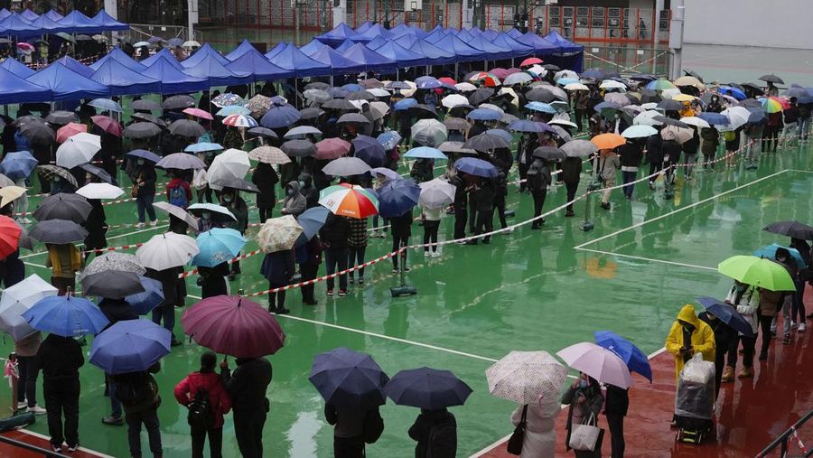 Antrean warga untuk malakukan tes Covid massal ditengah lonjakan kasus Covid-19 di Hong Kong. (AP/Vincent Yu)